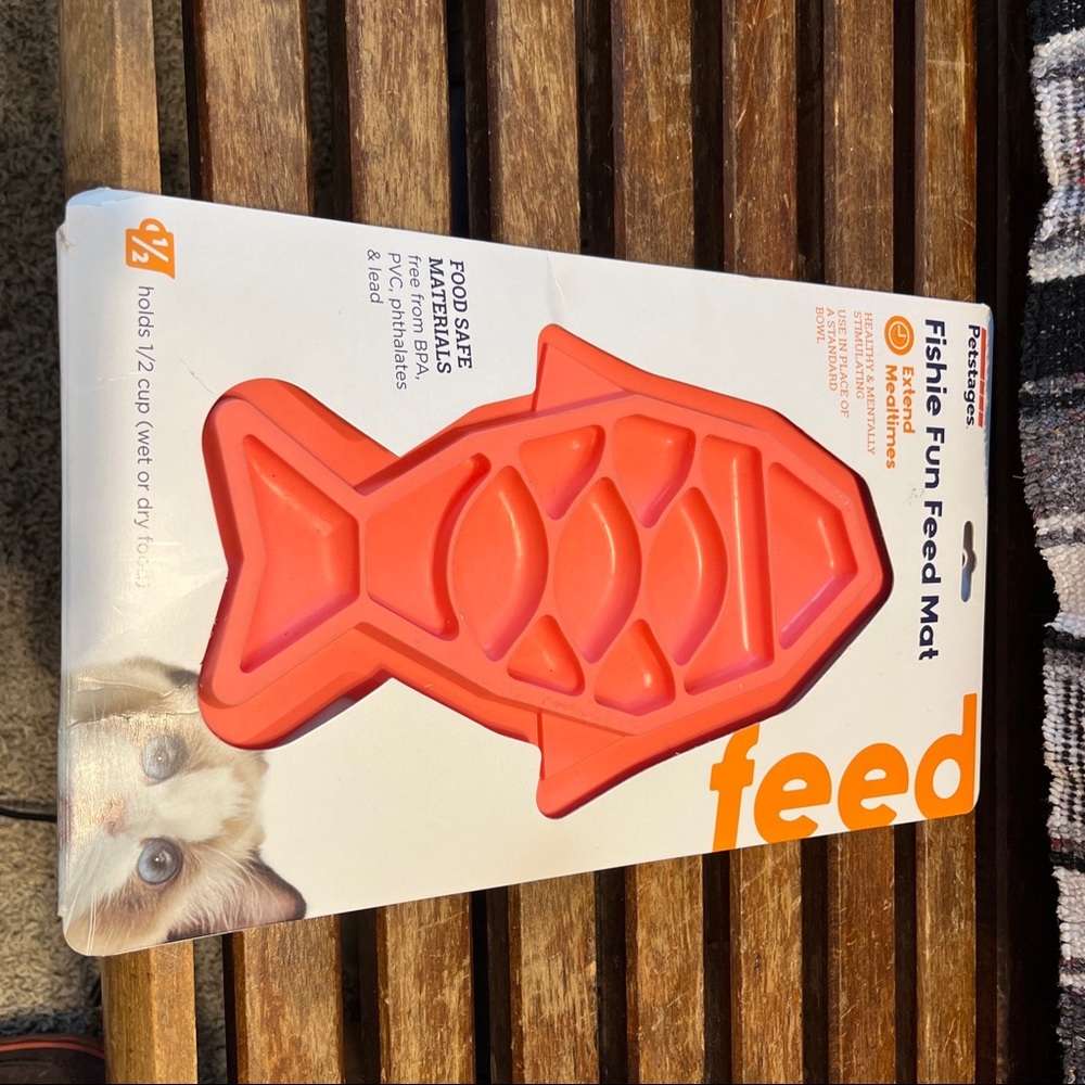 NWT Fish Fun Feed Mat for Cats or Dogs